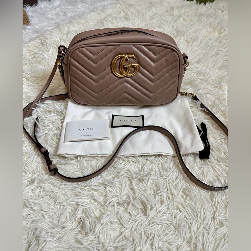 Gucci Marmont on beige